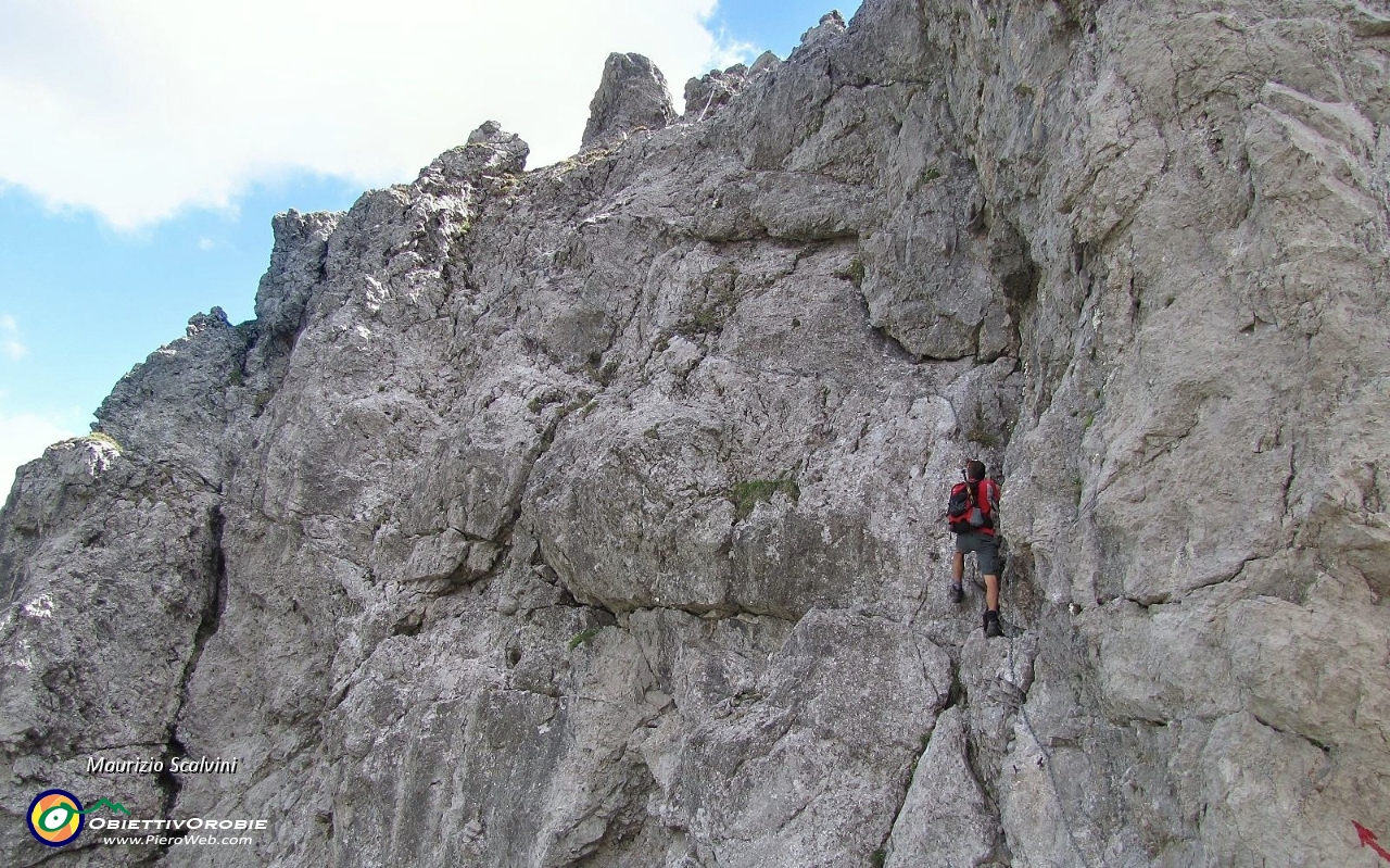 29 La ferrata prosegue a destra, comincia la parte più difficile...Da brivido..!!.JPG